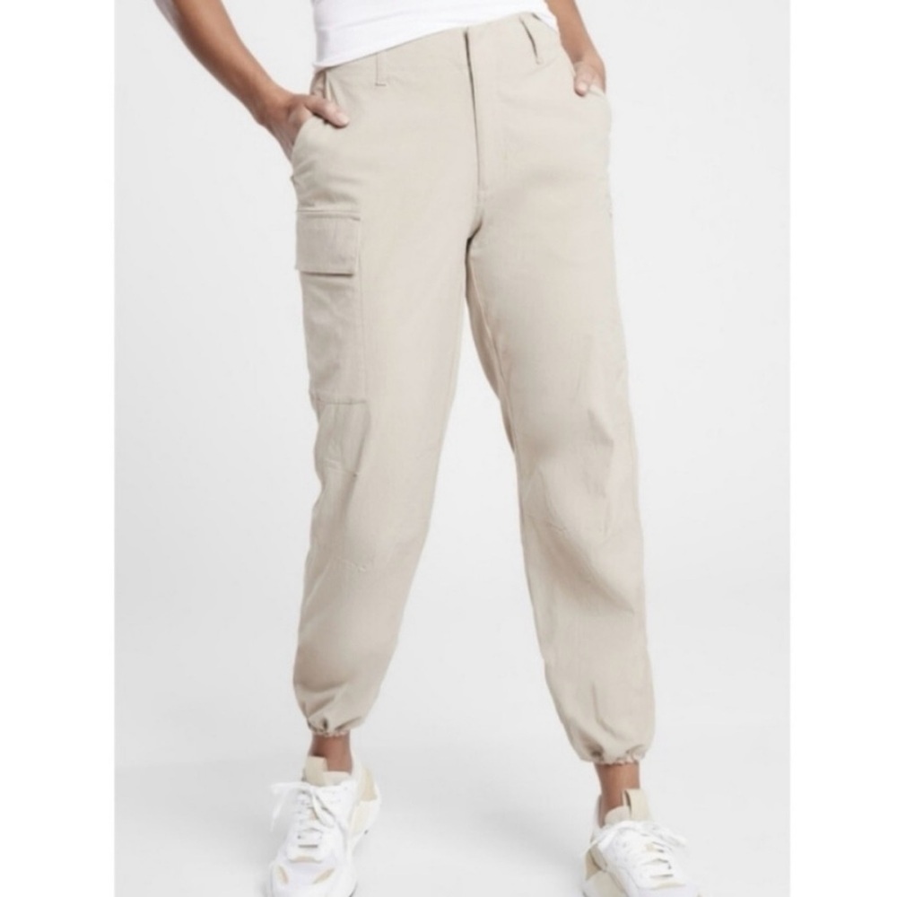 Athleta Trekkie Utility Cargo Pant Women’s 2 Tan Joggers Gorpcore Hiking Camping